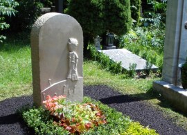 sonder-grabanlage-geteilt-euonymus-grabpflege-brumm-friedhof-muenchen